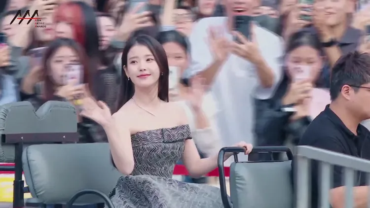 IU搭著高爾夫球車進場，粉絲搶拍，一度秩序混亂。翻攝LINE TV