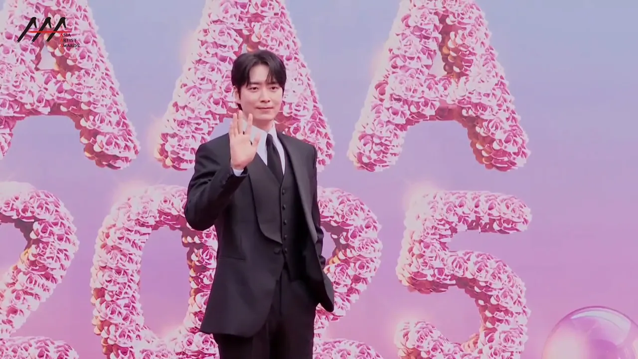 李浚赫昨天机场人间蒸发，今天终于帅气现身。翻摄LINE TV