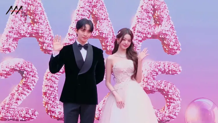 李俊昊（左）、張員瑛擔任今天的頒獎典禮主持人。翻攝LINE TV