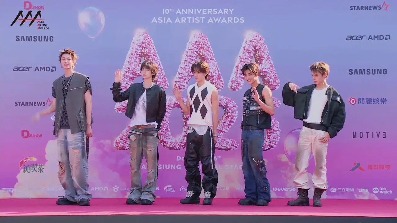 赵雨凡（右）曾在台湾求学，带CORTIS回来开唱。翻摄LINE TV