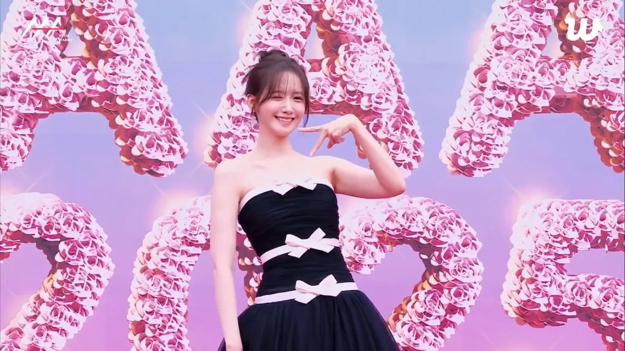 润娥把自己当礼物。翻摄Weverse