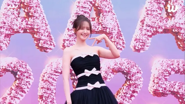 潤娥把自己當禮物。翻攝Weverse