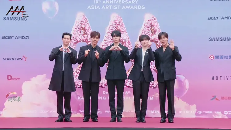 MONSTA X放送愛心。翻攝LINE TV