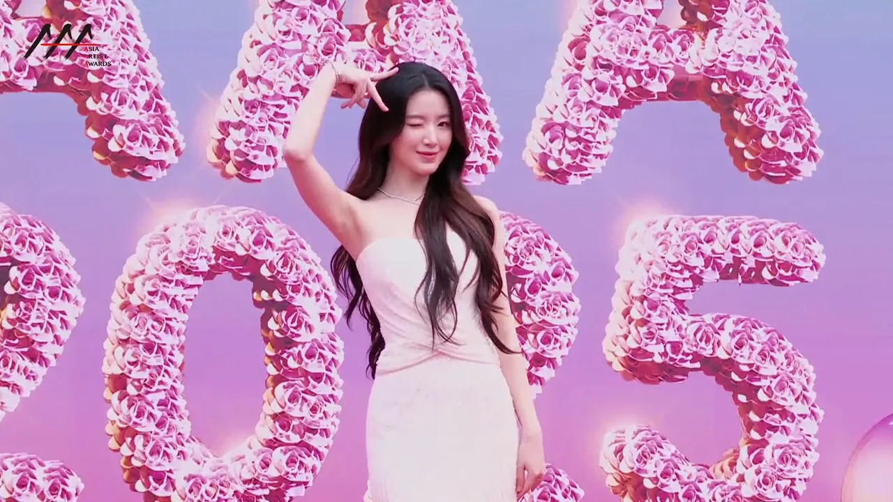 舒华比出猫耳朵手势。翻摄LINE TV