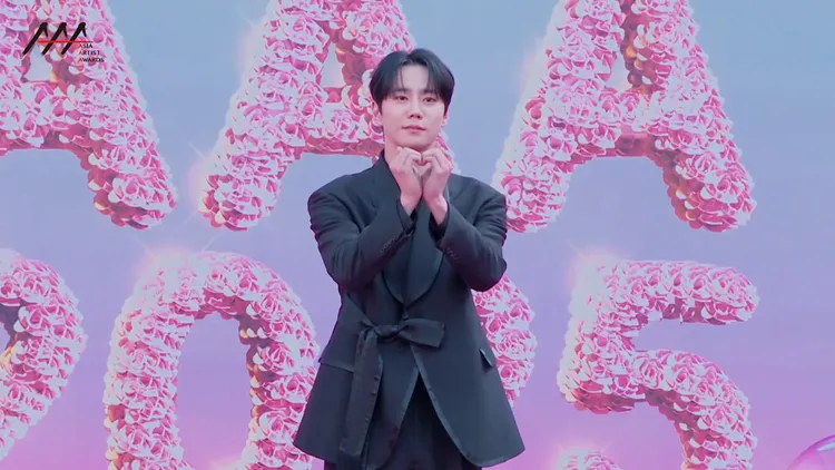 李濬榮在《苦盡柑來遇見你》飾演IU的前男友。翻攝LINE TV