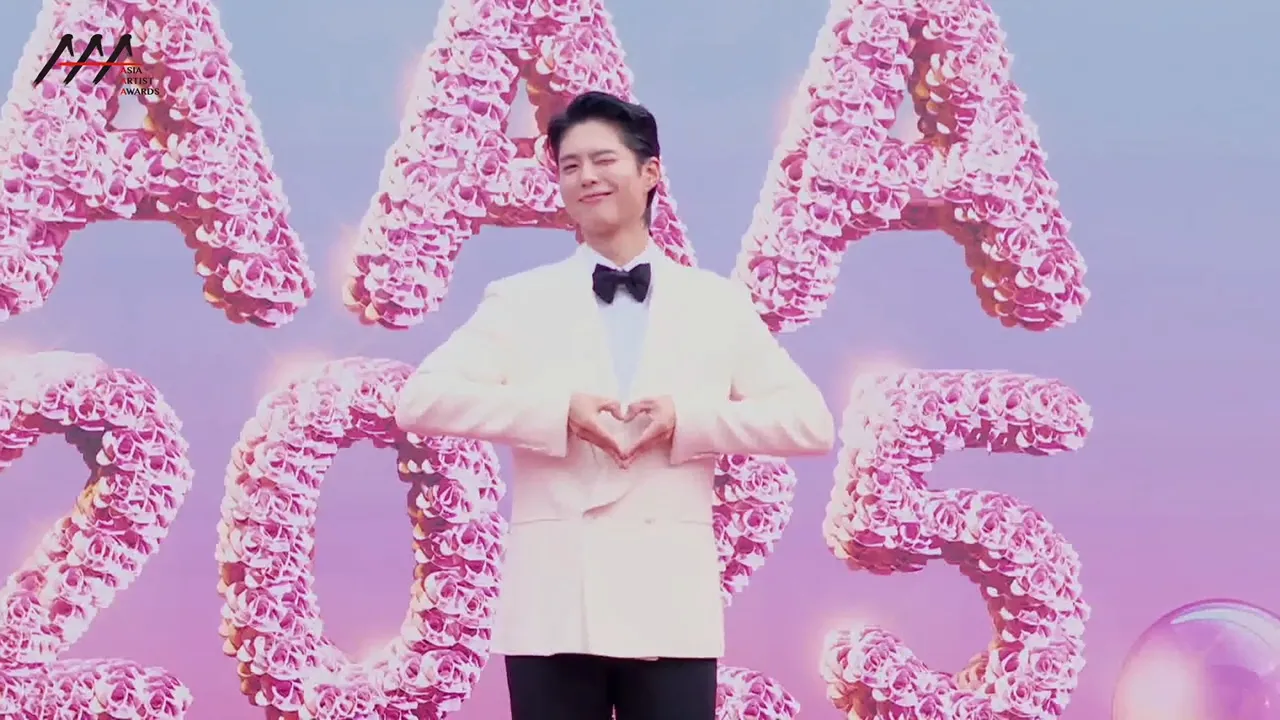 朴宝剑俏皮眨眼睛。翻摄LINE TV