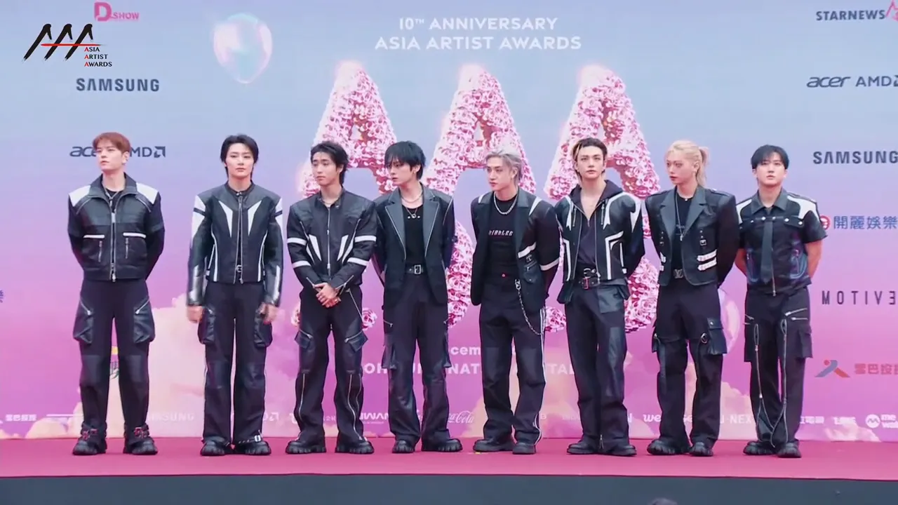 Stray Kids登上红毯，扭伤脚的Lee Know（左四）上台一拐一拐，需要队友搀扶。翻摄LINE TV