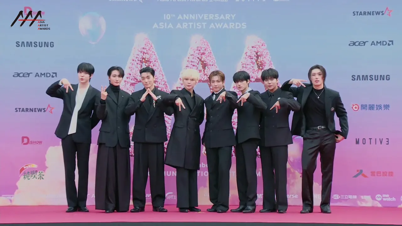 ATEEZ一身帅气黑西装登场。翻摄LINE TV