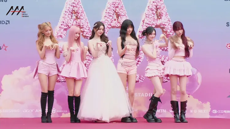 張員瑛（左三）跟著IVE再度踏上紅毯。翻攝LINE TV