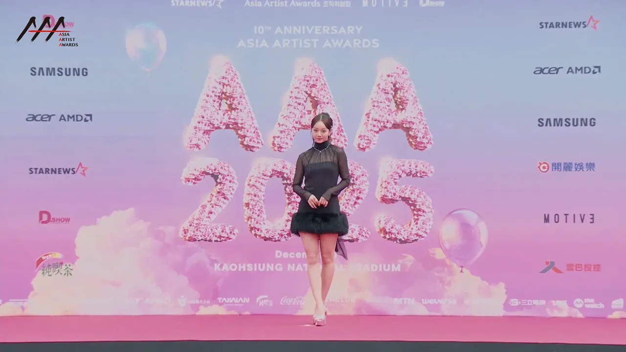 惠利以俏丽的短裙亮相。翻摄LINE TV