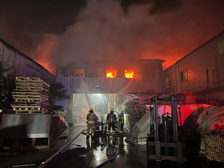 消防人員搶救。新竹縣消防局提供