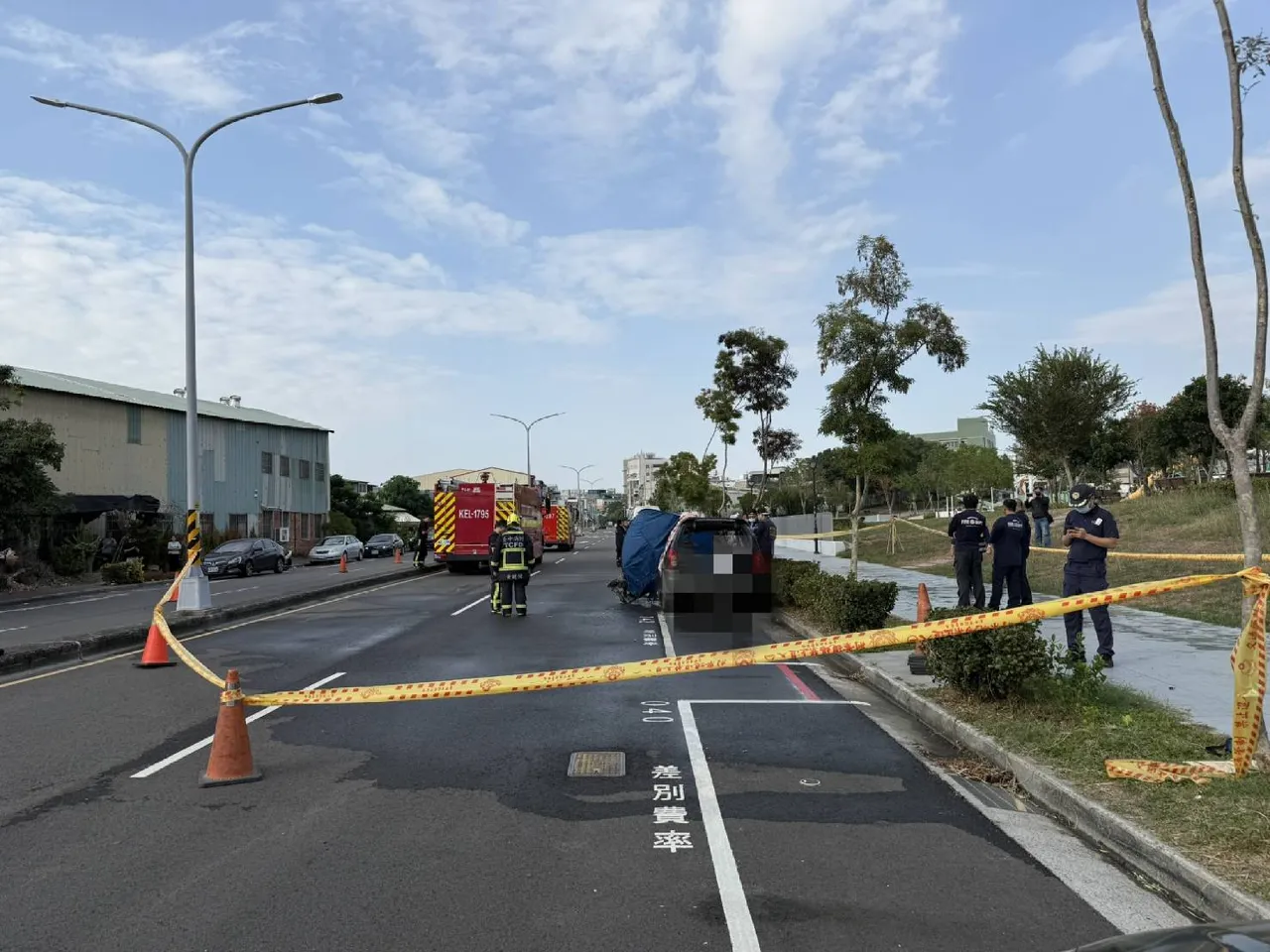 警消在驾驶座发现1具焦尸，疑为60多岁的男车主。民众提供