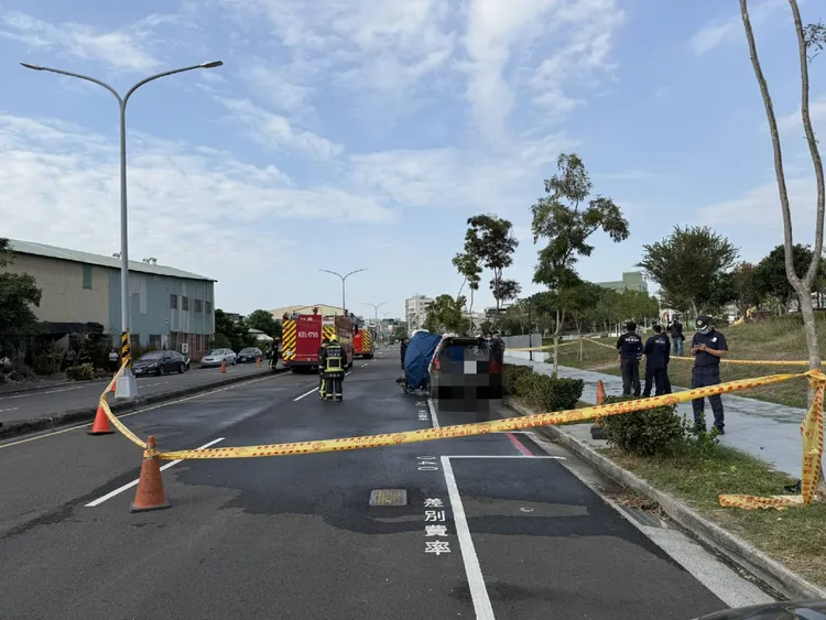 警消在駕駛座發現1具焦屍，疑為60多歲的男車主。民眾提供