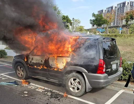 台中馬卡龍公園旁火燒車　駕駛燒成焦屍