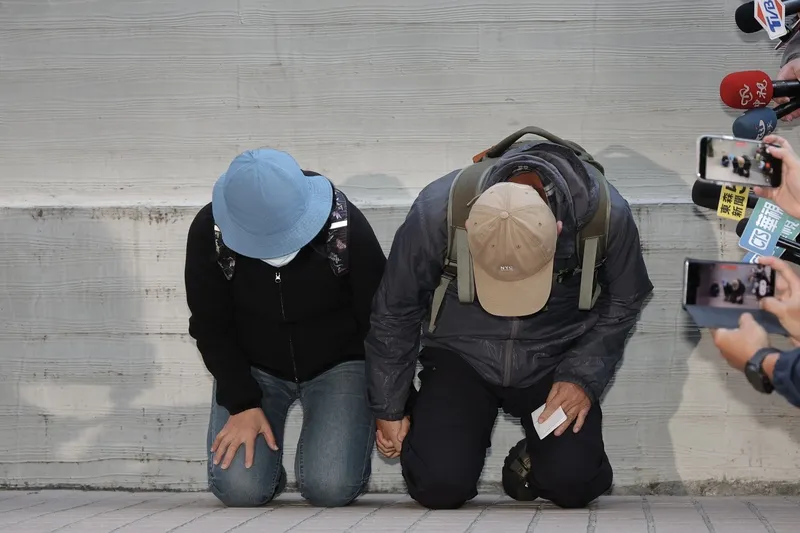 北捷掷弹砍人｜张文父母出面下跪对大众道歉　「对被害人无法弥补」感到很痛苦