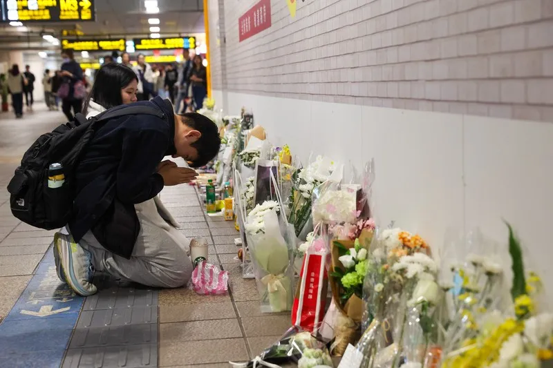 北捷掷弹砍人｜张文父母出面下跪对大众道歉　「对被害人无法弥补」感到很痛苦