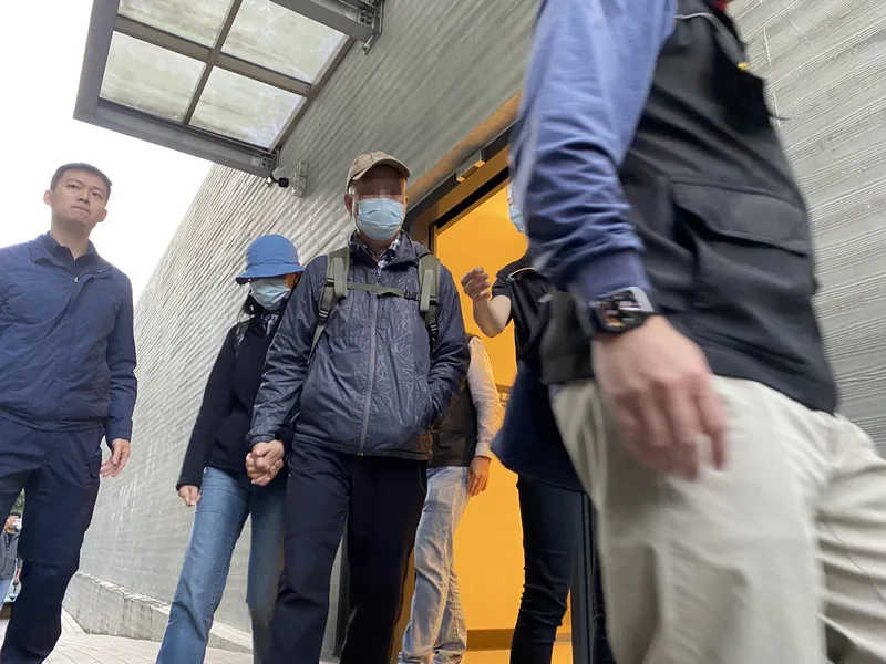 男子张文犯下北市随机攻击案，检警23日在台北怀爱馆进行张文遗体解剖，张父与张母。中央社