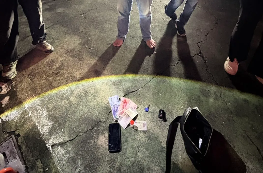 2嫌落網時，搶來的1061萬元只剩13萬餘元。民眾提供