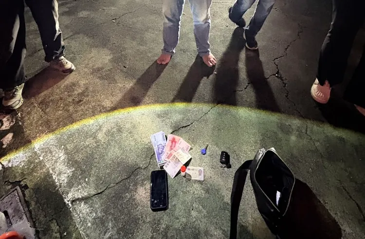 2嫌落網時，搶來的1061萬元只剩13萬餘元。民眾提供