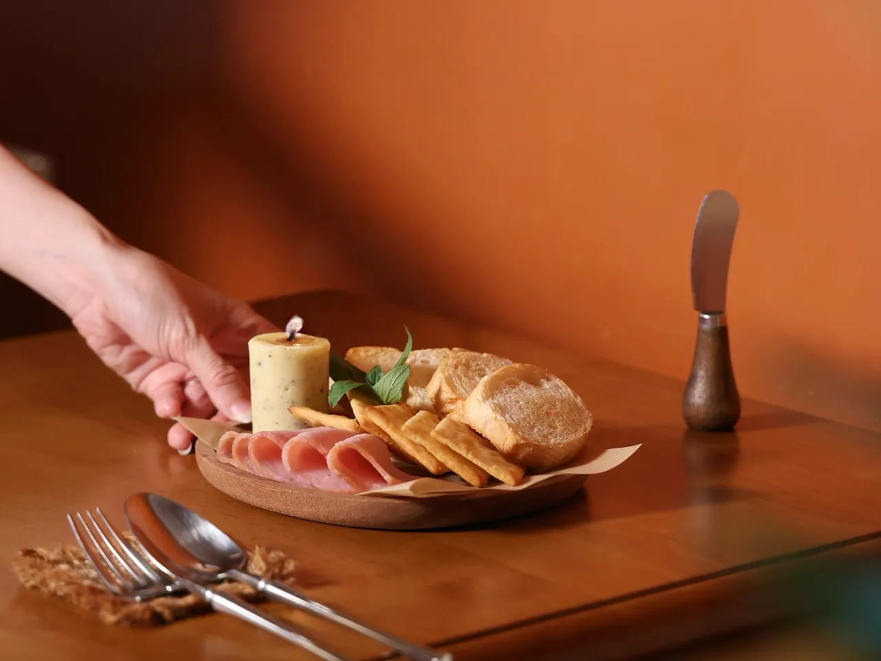 Rumway于12月21日起推出新品热调酒搭配风味起司烛拼盘，享冬季限定优惠价750元。业者提供