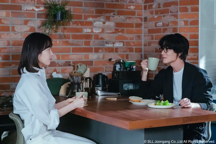 徐玄振（左）認為劇中與張栗的感情很寫實。Hami Video提供