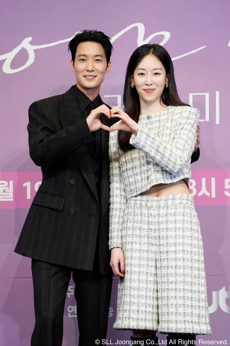 徐玄振（右）劇中與張栗配對，笑說「這還是我第一次拍這麼有趣的吻戲」。Hami Video提供