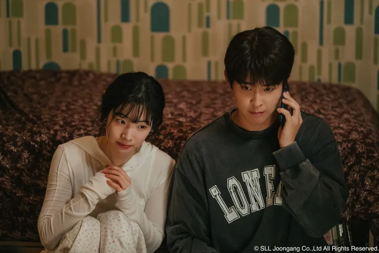 多賢（左）、李施優飾演青梅竹馬，特地用半語講話，加速拉近距離。Hami Video提供