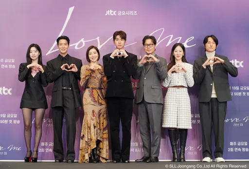 徐玄振献第一次笑喊「有趣的吻戏」！张栗90度鞠躬获准才敢亲