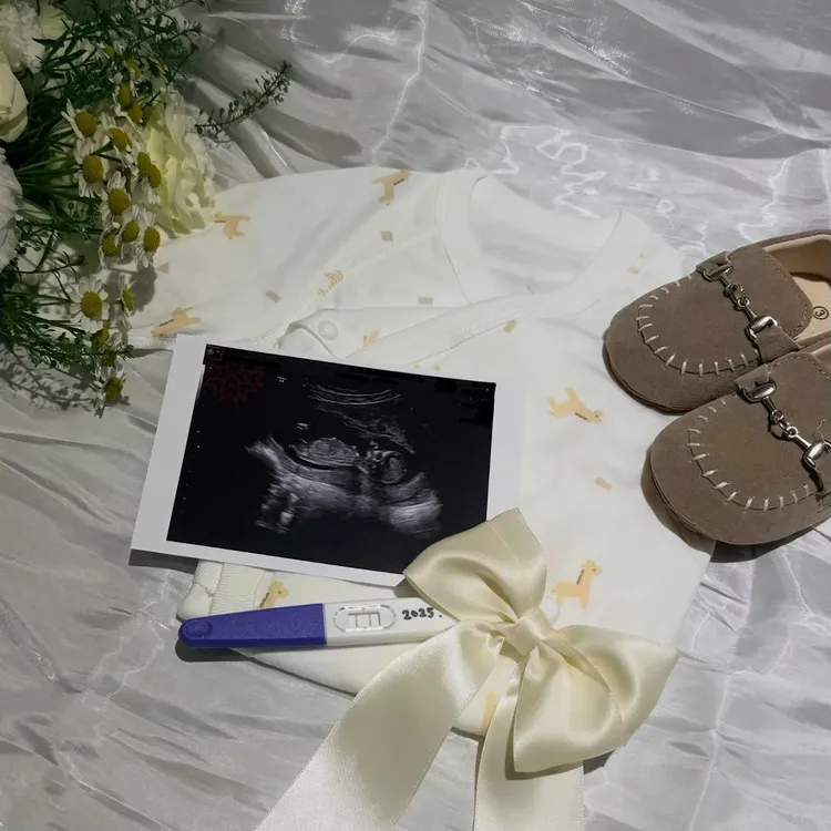 百萬YTR「欸你這週要幹嘛」成員小粉紅曬出超音波照。翻攝《@littlepink_abby》IG