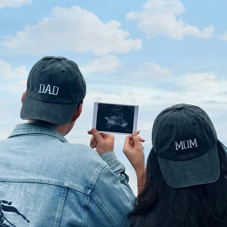 百萬YTR「欸你這週要幹嘛」成員小粉紅和另一半甜曬超音波照。翻攝《@littlepink_abby》IG