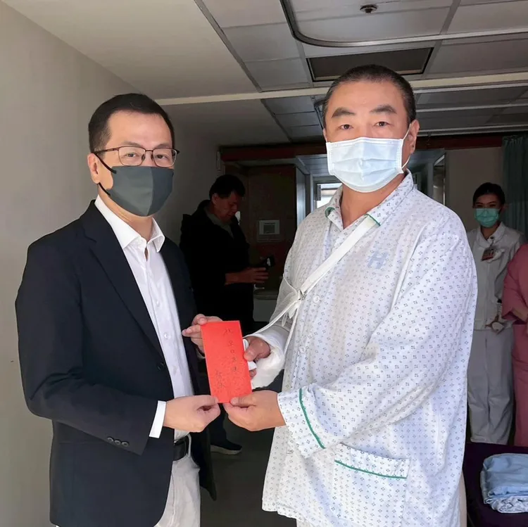羅智強（左）探望受傷的曾姓小隊長。翻攝自羅智強臉書