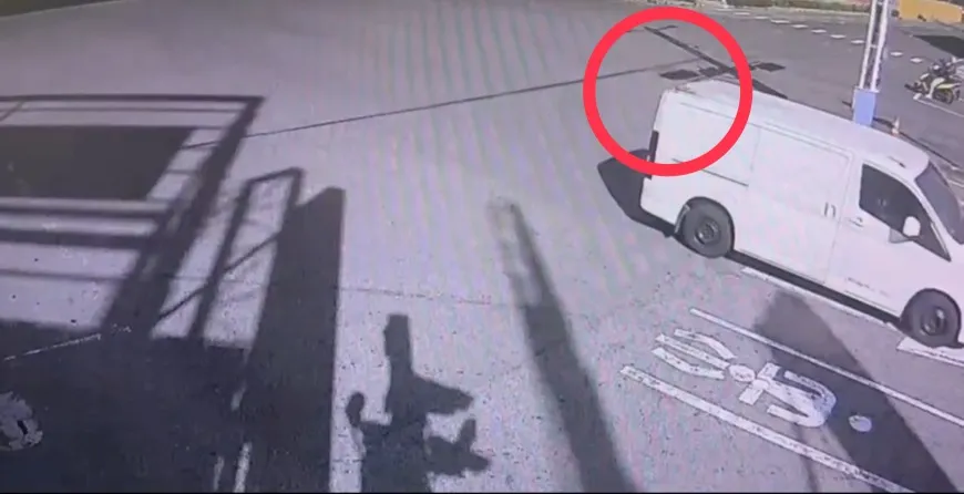 陈男车辆经过时，可见假手还留在车顶上。民众提供