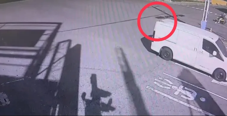 陳男車輛經過時，可見假手還留在車頂上。民眾提供