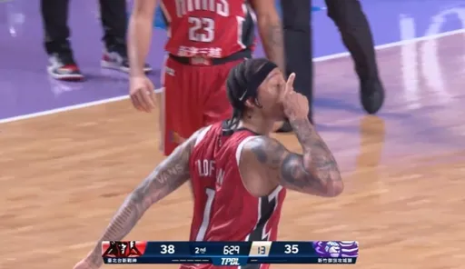 战神洛夫顿肘击高国豪后情绪炸裂　对裁判连比T、中指后遭驱逐出场