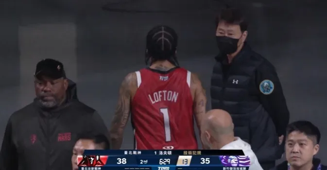 洛夫頓氣憤走出場，板凳席沒人敢攔。翻攝自TPBL YT