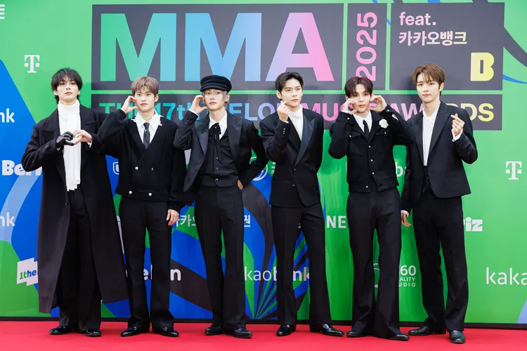 RIIZE以黑色西裝走紅毯。翻攝MMA X