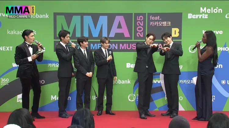 世勳（右起）、KAI劇透表演內容。翻攝MMA YouTube