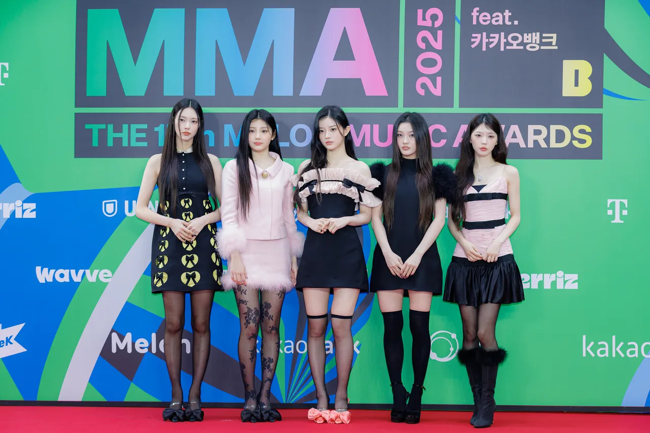 ILLIT选择粉红和黑色系服装走红毯。翻摄MMA X