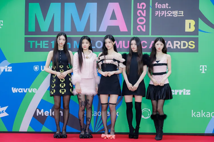 ILLIT選擇粉紅和黑色系服裝走紅毯。翻攝MMA X