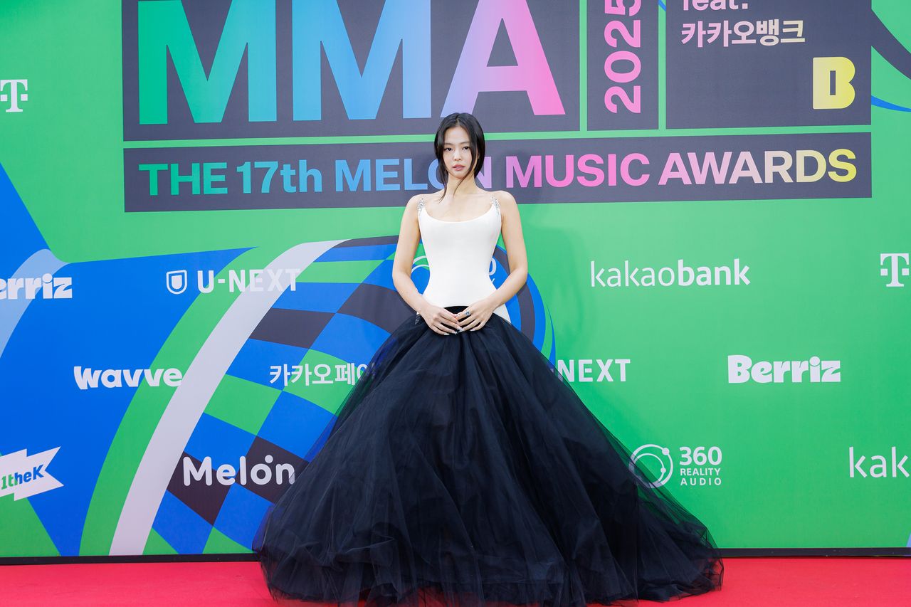 MMA紅毯|Jennie性感馬甲辣翻全場!aespa少1人身體欠佳缺席