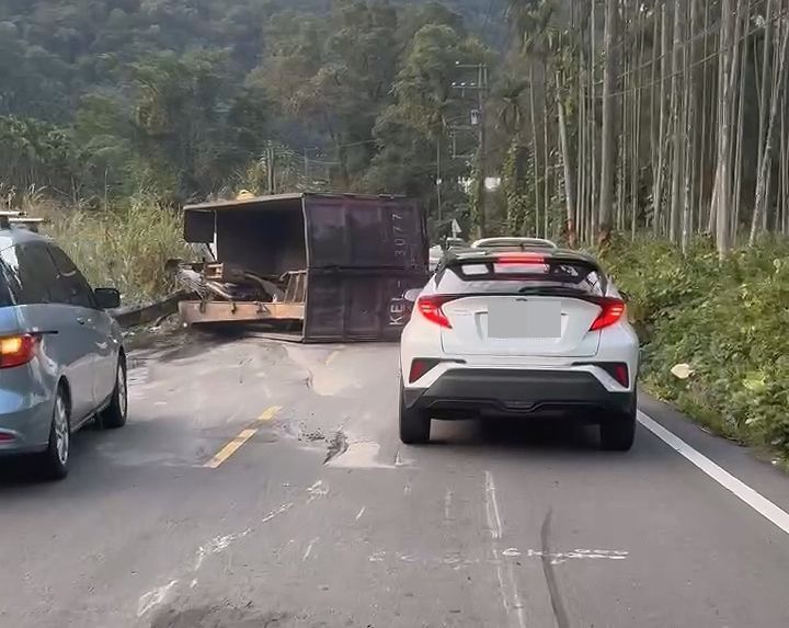 南投埔里投71線大貨車翻車 2人受困救出送醫