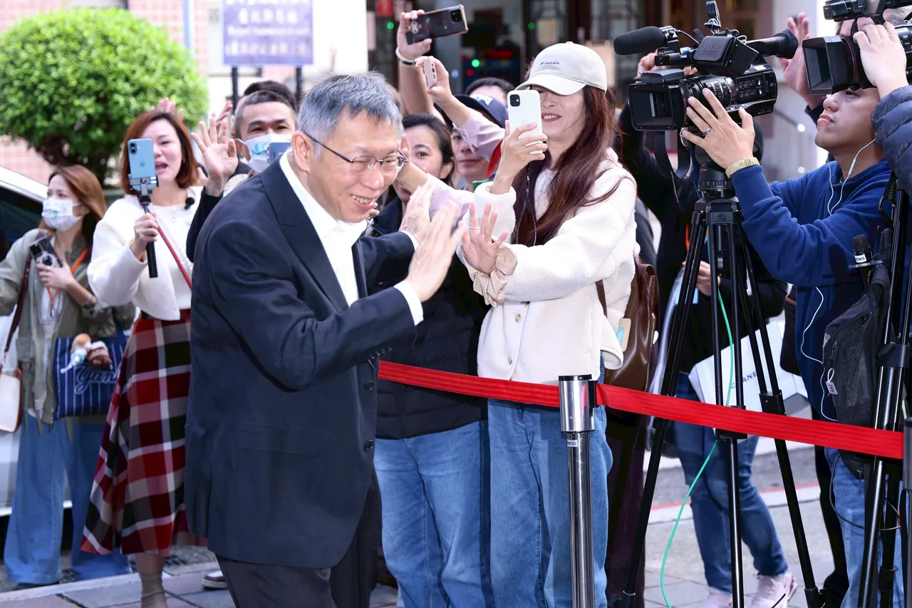 柯文哲在支持者拥护下准备出庭。彭欣伟摄