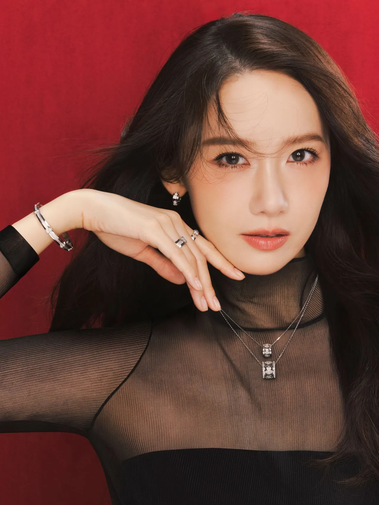 润娥另也优雅诠释银色葫芦珠宝。品牌提供