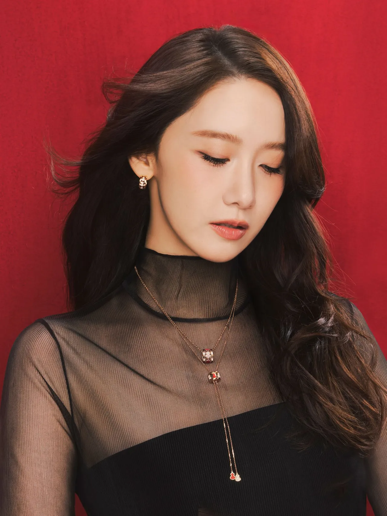 润娥以一袭透肤黑纱上衣衬托出葫芦图腾的迷人风采。品牌提供