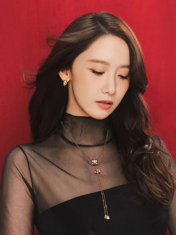 潤娥以一襲透膚黑紗上衣襯托出葫蘆圖騰的迷人風采。品牌提供