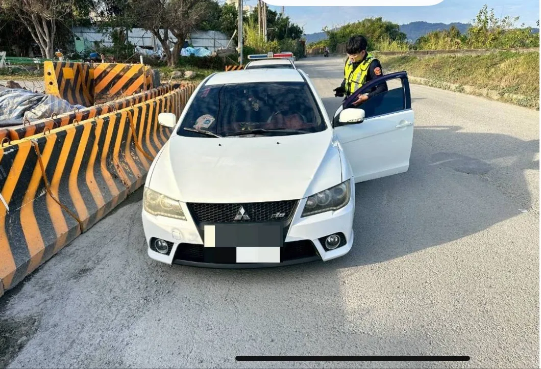 东势警方在石冈区一处堤防边找到刘女。民众提供