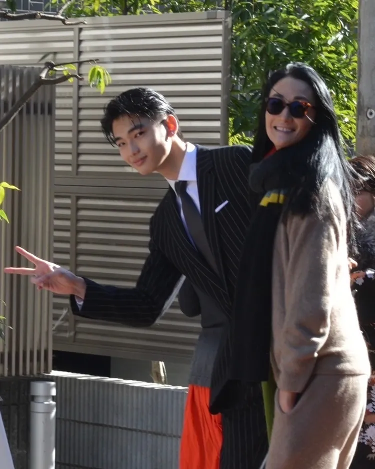 富永章胤（左）繼承媽媽富永愛的衣缽，也成為模特兒。翻攝富永章胤IG