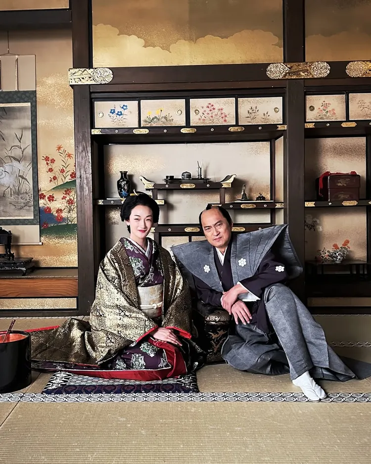 富永愛（左）在NHK大河劇《豈有此理～蔦重繁華如夢故事～》飾演大奧總管高岳，與飾演江戶幕府老中田沼意次的渡邊謙有對手戲。翻攝富永愛IG