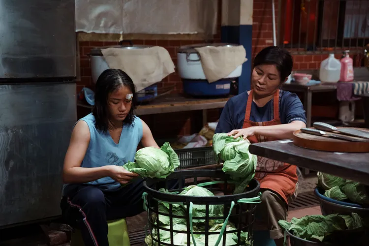 王彩樺（右）在片中飾演林怡婷的母親，為家庭付出一生，幾乎失去自我。華映提供