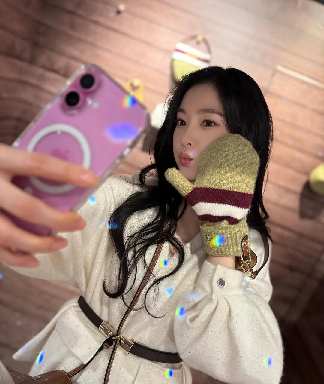 Irene配戴Longchamp手套包玩起自拍。翻攝Irene IG